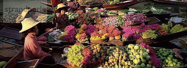 Bangkok  Hauptstadt  Frau  Blume  Frucht  Boot  Händler  Südostasien  Asien  Schwimmende Märkte von Damnoen Saduak  Markt  Thailand