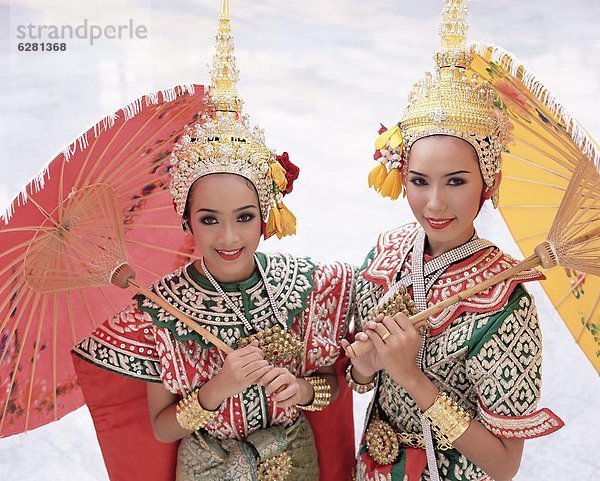 Bangkok  Hauptstadt  Portrait  sehen  Tradition  lächeln  tanzen  Tänzer  Blick in die Kamera  2  Kostüm - Faschingskostüm  Südostasien  Asien  thailändisch  Thailand