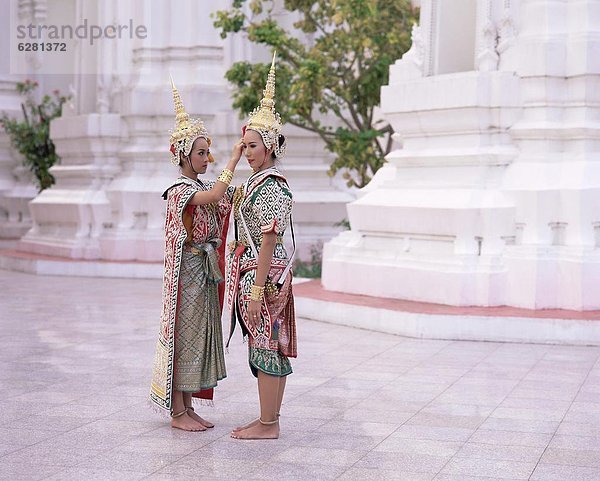 Bangkok  Hauptstadt  Tradition  tanzen  Tänzer  2  Kostüm - Faschingskostüm  Südostasien  Asien  thailändisch  Thailand