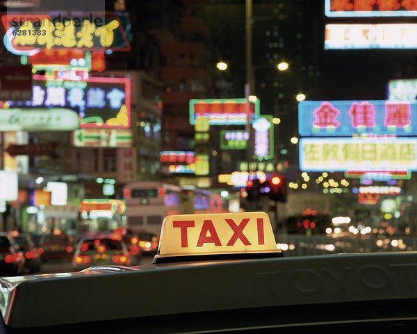 Nacht Neonlicht Fernverkehrsstraße Zeichen Beleuchtung Licht Taxi China Asien Hongkong Signal