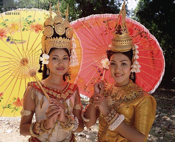 Portrait  sehen  Tradition  lächeln  Tänzer  Menschliche Schulter  Schultern  Blick in die Kamera  2  Südostasien  Vietnam  Kambodscha  Asien