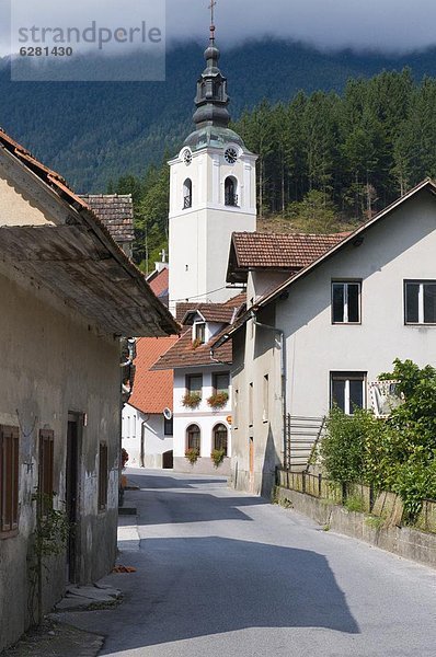 führen  Europa  klein  Fernverkehrsstraße  Kirche  Dorf  Slowenien