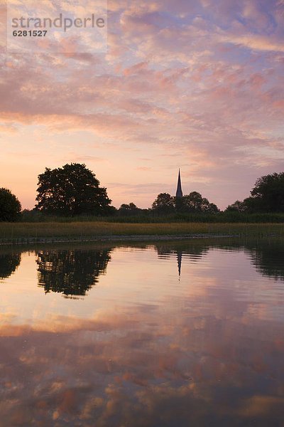 Europa  Großbritannien  Himmel  Morgendämmerung  Spiegelung  Kathedrale  Kirchturm  England  Teich  Salisbury  Wiltshire