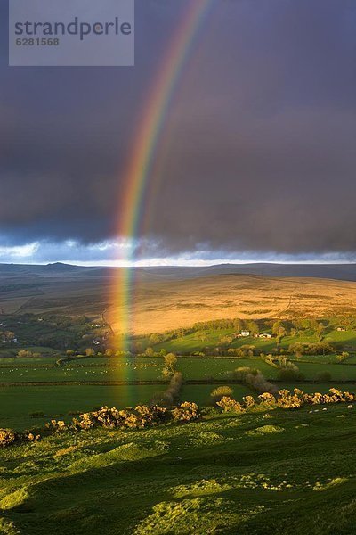 rollen  Europa  Großbritannien  über  Ecke  Ecken  Agrarland  Devon  England  Regenbogen