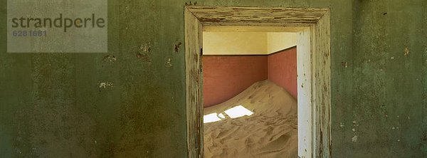 leer Wohnhaus begrenzen Stadt Namibia Zimmer Bergwerk Grube Gruben Afrika Diamant Kolmanskop