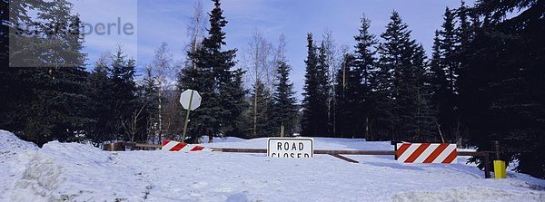 Vereinigte Staaten von Amerika  USA  geschlossen  Fernverkehrsstraße  Zeichen  Nordamerika  Alaska  tief  Signal  Schnee