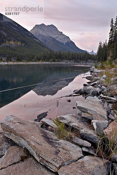 Morgendämmerung  See  Spiegelung  Nordamerika  Berg  Rocky Mountains  Jasper Nationalpark  UNESCO-Welterbe  Alberta  Kanada  Hufeisen