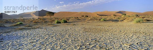 nahe  Panorama  Ansicht  Namibia  Namib Naukluft Nationalpark  zerreißen  Sesriem-Canyon  Afrika  gebacken  Schlamm  Sossusvlei  Sonne