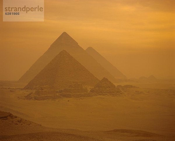 Die Pyramiden  Gizeh  UNESCO Weltkulturerbe  in der Nähe von Kairo  Ägypten  Nordafrika  Afrika