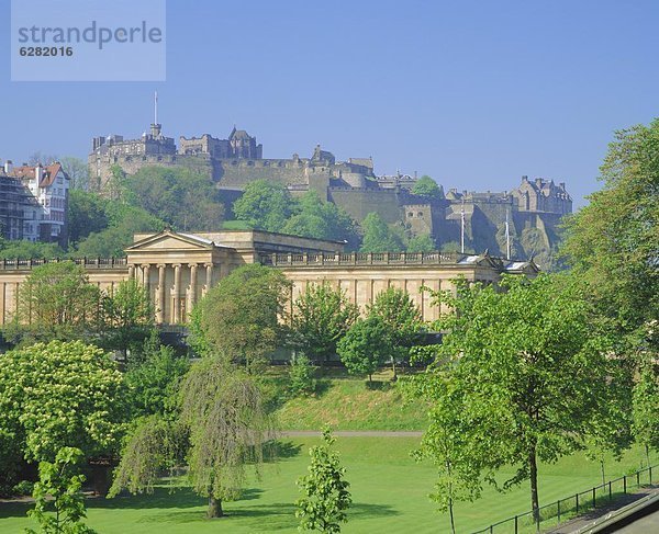 Nationalgalerie und das Schloss  Edinburgh  Lothian  Schottland  Großbritannien