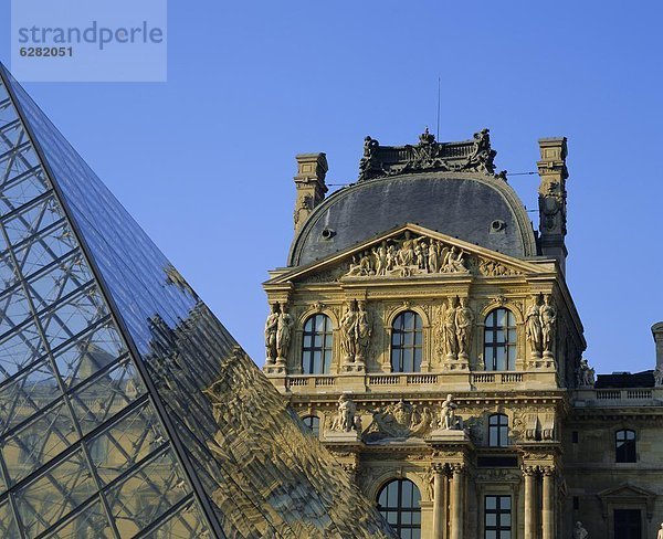 pyramidenförmig  Pyramide  Pyramiden  Detail  Details  Ausschnitt  Ausschnitte  Paris  Hauptstadt  Frankreich  Europa  Louvre  Pyramide