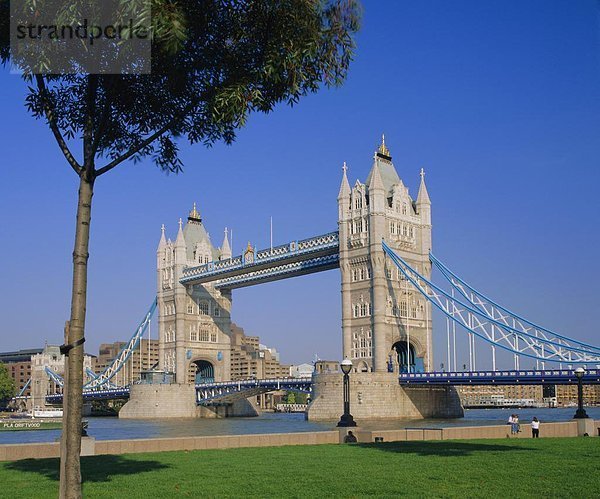Tower Bridge von der South Bank der Themse  London  England  Großbritannien