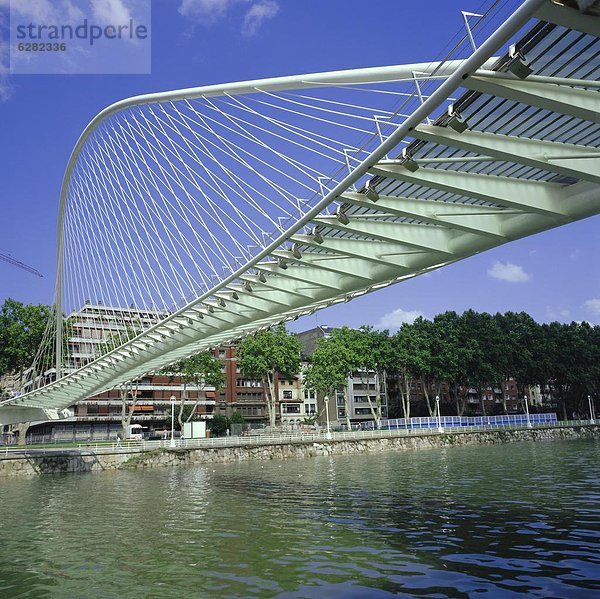 Biegung  Biegungen  Kurve  Kurven  gewölbt  Bogen  gebogen  Europa  über  Brücke  Fluss  Fußgänger  Bilbao  Spanien  Zubizuri