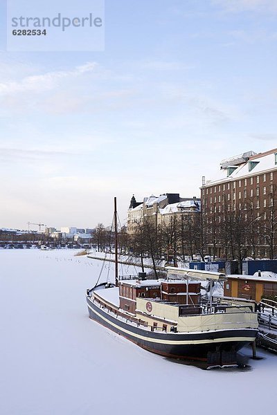 Helsinki  Hauptstadt  Europa  Boot  Brücke  Fluss  Finnland  gefroren  Skandinavien
