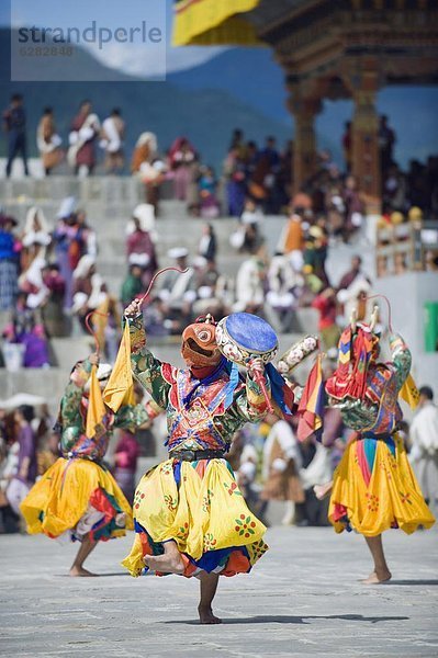 Tänzerinnen in traditionellen Kostümen  Herbst Tsechu (Festival) bei Trashi Chhoe Dzong  Thimphu  Bhutan  Asien