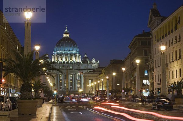 beleuchtet  Rom  Hauptstadt  Europa  Nacht  Bewegung  Latium  Vatikan  Basilika  Italien  Straßenverkehr