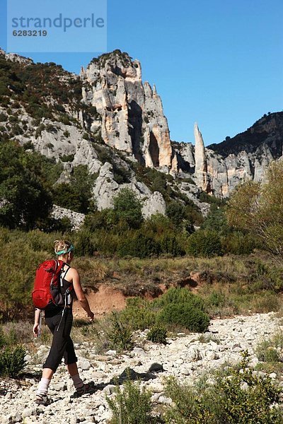 Frau  Ziel  wandern  1  Schlucht  Aragonien  Canyoning  Spanien