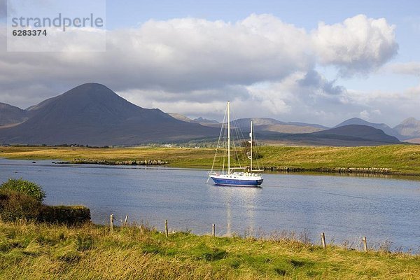 Europa  Großbritannien  vertäut  Yacht  Highlands  Meeresarm  Isle of Skye  Schottland