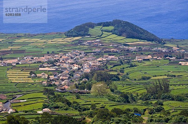 Europa Berg Dorf Atlantischer Ozean Atlantik Azoren Portugal Terceira