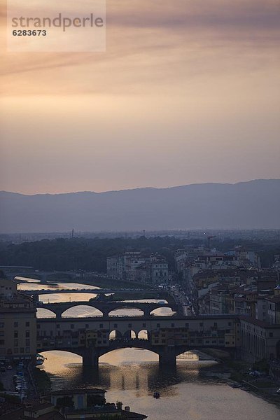 Europa  Sonnenuntergang  über  Fluss  Arno  Florenz  Italien  Toskana