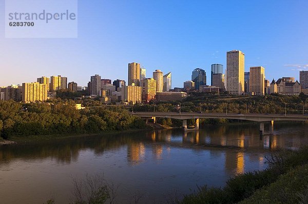 Sonnenaufgang  Großstadt  Fluss  Nordamerika  Fokus auf den Vordergrund  Fokus auf dem Vordergrund  Saskatchewan  Alberta  Kanada  Edmonton