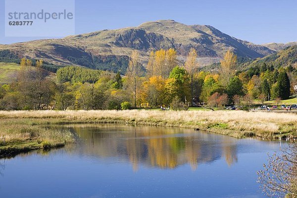 Europa  Großbritannien  über  Brücke  Fluss  Herbst  Ansicht  See  Big Ben  Schottland  Stirling