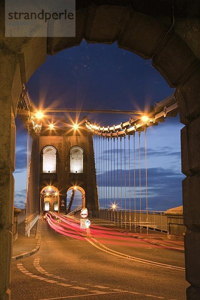 Europa  Nacht  Großbritannien  Fernverkehrsstraße  Brücke  Ansicht  vorwärts  bauen  hängen  Telford  Gwynedd  North Wales