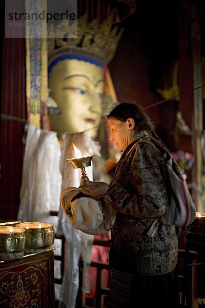Yak  Bos mutus  Frau  Lampe  fünfstöckig  Buddhismus  China  hinzufügen  Asien  Butter  Lhasa  Tibet