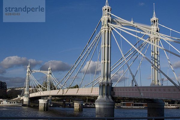 Albert-Brücke über die Themse  London  England  Großbritannien  Europa