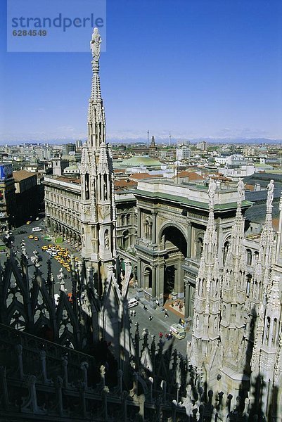 Blick auf die Stadt vom Dach des Doms  Mailand  Lombardei  Italien  Europa