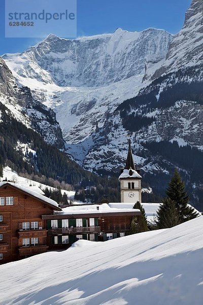 Europa  Berg  bedecken  über  Eis  Kirche  Dorf  Westalpen  Berner Oberland  Grindelwald  Schnee  Schweiz