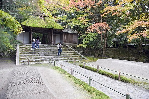 Farbaufnahme  Farbe  bedecken  flirten  Eingang  Tourist  Besuch  Treffen  trifft  Herbst  Japan  Kyoto  Moos
