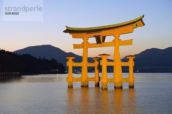 beleuchtet  Eingang  UNESCO-Welterbe  Asien  Hiroshima Präfektur  Japan  Schrein