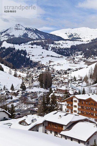 Sellamassiv  Sella  Europa  Berg  Winter  unterhalb  Dolomiten  Gebirgskamm  Trentino Südtirol  Italien  Bergmassiv  Schnee  Grödnertal