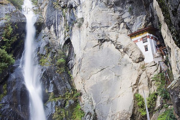 Steilküste  fließen  Nostalgie  Wasserfall  bauen  Seitenansicht  Asien  Bhutan