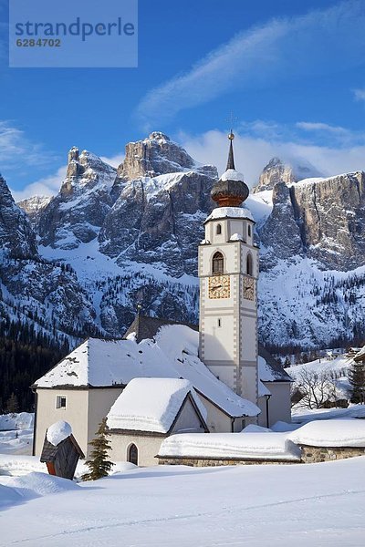 Sellamassiv  Sella  Europa  Berg  Winter  unterhalb  Kirche  Dorf  Dolomiten  Gebirgskamm  Trentino Südtirol  Italien  Bergmassiv  Schnee
