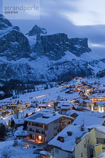 Sellamassiv  Sella  Europa  Berg  Winter  unterhalb  Dorf  Dolomiten  Gebirgskamm  Trentino Südtirol  Italien  Bergmassiv  Schnee