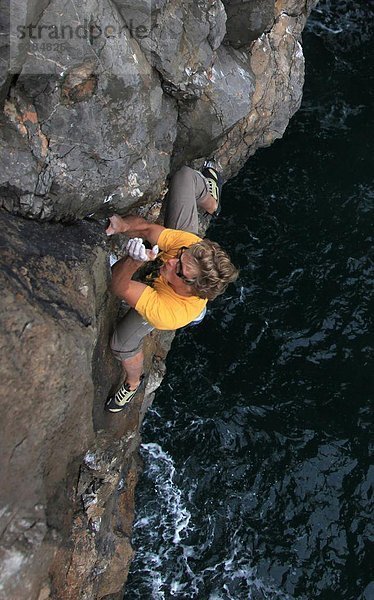 nahe  Wasser  Europa  Großbritannien  über  Steilküste  Meer  Klettern  Einzelperson  eine Person  tief  Kalkstein  Wales