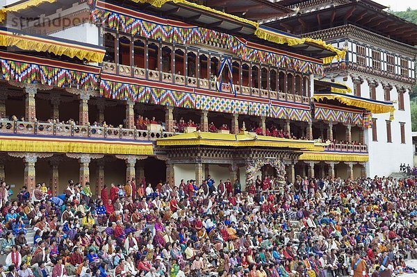 Zuschauern bei Herbst Tsechu (Festival) bei Trashi Chhoe Dzong  Thimphu  Bhutan  Asien