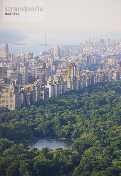 Vereinigte Staaten von Amerika  USA  hoch  oben  New York City  Nordamerika  Ansicht  Flachwinkelansicht  Mittelpunkt  Winkel  Manhattan