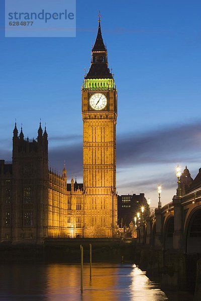 Die Häuser des Parlaments  Big Ben und Westminster Bridge in der Dämmerung  UNESCO Weltkulturerbe  Westminster  London  England  Großbritannien  Europa