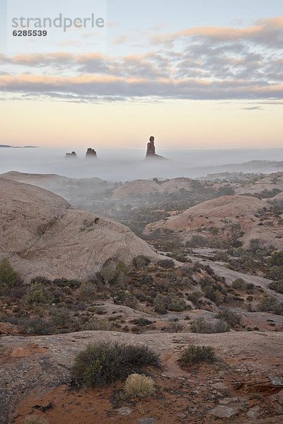Vereinigte Staaten von Amerika  USA  Felsbrocken  Morgen  balancieren  Sonnenaufgang  Nebel  Nordamerika  Arches Nationalpark  Utah