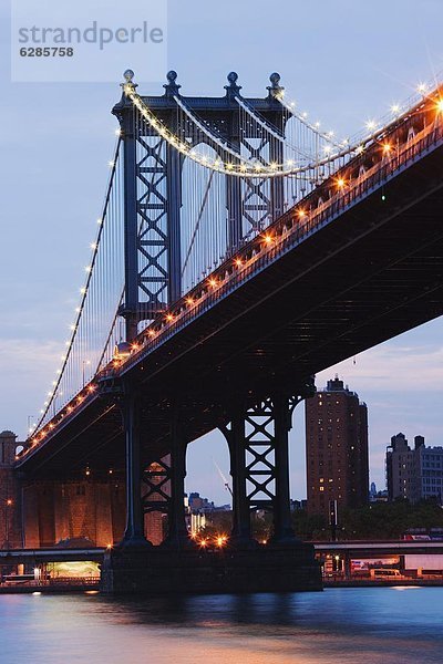 Vereinigte Staaten von Amerika  USA  spannen  New York City  Brücke  Nordamerika  Abenddämmerung  East River  Manhattan