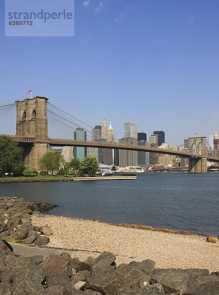 Vereinigte Staaten von Amerika  USA  Skyline  Skylines  spannen  New York City  Brücke  Nordamerika  Brooklyn  East River  Manhattan