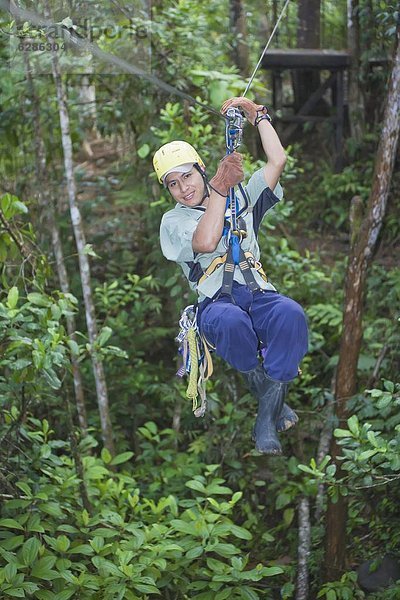 Mann auf einem Baldachin Informationsschalter Zipline im Regenwald  Pacuare Fluss  Turrialba  Costa Rica  Mittelamerika