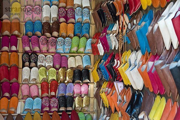Traditionelle Footware (Babouches) für den Verkauf in den Souk  Medina  Marrakesch (Marrakech)  Marokko  Nordafrika  Afrika
