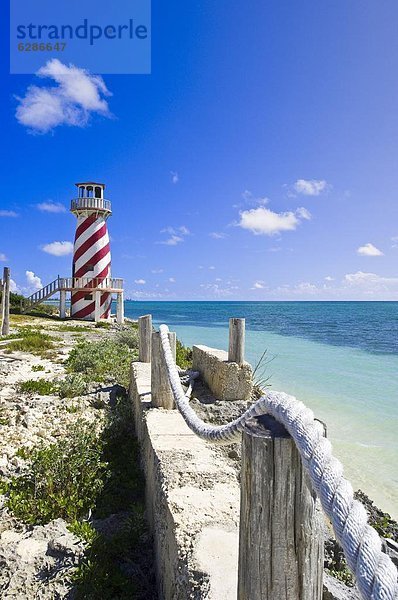 hoch  oben  Felsbrocken  Leuchtturm  Westindische Inseln  Mittelamerika  Grand Bahama