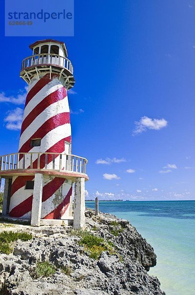 hoch  oben  Felsbrocken  Leuchtturm  Westindische Inseln  Mittelamerika  Grand Bahama