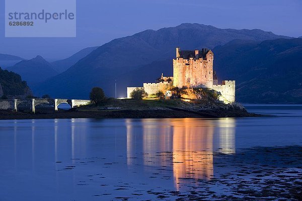 Europa  Palast  Schloß  Schlösser  Nacht  Großbritannien  Highlands  See  Flutlicht  Schottland