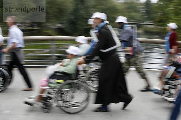 Behinderte in Lourdes  Lourdes  Hautes-Pyrenees  Frankreich  Europa